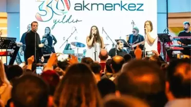Akmerkez 30. Yılını İzel-Çelik-Ercan Konseriyle Kutladı
