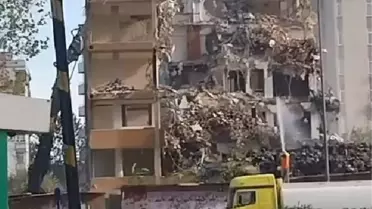 11 katlı bina yıkım sırasında çöktü, görevli kıl payı kurtuldu