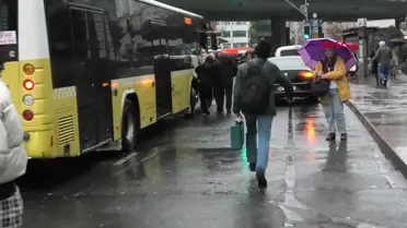 İstanbul'da yağmur nedeniyle trafik yoğunluğu yaşandı