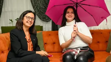 Yalova Valisi öğrenciye şemsiye hediye etti