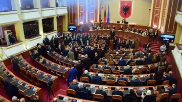 Arnavutluk Meclisi'nde muhalefet milletvekilleri oturumu engellemek için sis bombası ve maytap attı