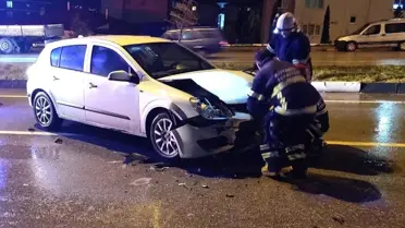 Kütahya'da Otomobil Çarpışması: 2 Kişi Yaralandı