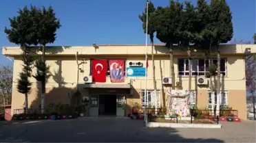 İzmir'de 55 yıllık okul deprem yönetmeliğine uygun hale getirilmesi amacıyla yıkıldı