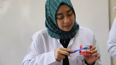 Kafkas Üniversitesi öğrencileri köy okullarında diş sağlığı kontrolü yapıyor