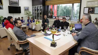 Ortaokul hentbol takımı oyuncularından 19 Mayıs Belediye Başkanı Topaloğlu'na ziyaret