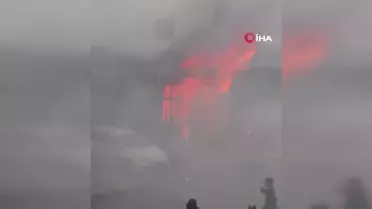 Oto tamircide korkutan yangın: Araçları forklift ile kurtardılar