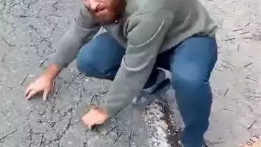 Artvin'de Karayoluna Dökülen İnşaat Çivileri Sürücüler Tarafından Toplandı