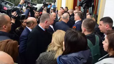 Arnavutluk Meclisinde muhalefet milletvekilleri oturumu engelledi