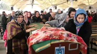 Kadınlar, erkek şiddetine karşı cenazeyi taşıdı