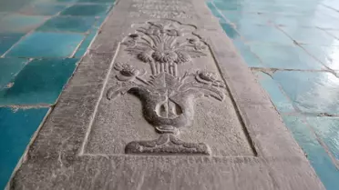 İsfahan'da bulunan Melikşah ile Nizamülmülk'ün kabirleri asırlardır aynı aile tarafından korunuyor
