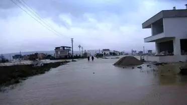 Çanakkale'de sağanak yağış sonrası köy yolu trafiğe kapatıldı