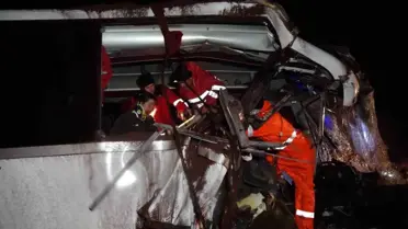Çanakkale-Bursa karayolunda otobüs-kamyon kaza: 3'ü ağır 9 yaralı