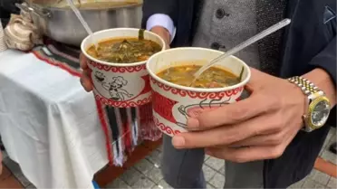 Rizelilerin Karadeniz damarı tuttu! Dünyanın en kötü yemekleri arasında gösterilen karalahana çorbasını vatandaşa ikram ettiler