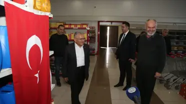 Kayseri Büyükşehir Belediye Başkanı Memduh Büyükkılıç, Erciyes Feneri Sosyal Yardımlaşma ve Dayanışma Derneği marketini ziyaret etti