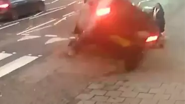 Hızla gelen otomobil, yolda yürüyen anne ile bebeğinin üzerine devrildi