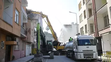 İskenderun'da deprem hasarlı 11 bina kontrollü yıkıldı