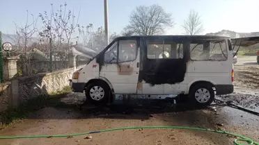 Sakarya'da park halindeki kamyonet yandı