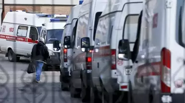 Rusya'da gizemli bir virüs patlak verdi. Onlarca ambulans bulaşıcı hastalıklar hastanesi önü