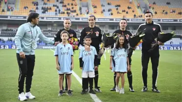 Sahalarda görmek istediğimiz hareketler bunlar! Süper Lig hakemlerine çiçek verildi