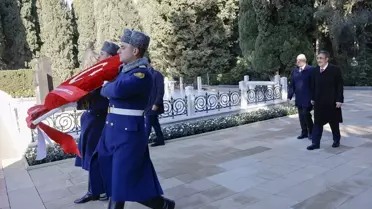 Cumhurbaşkanı Yardımcısı Yılmaz, Bakü'de şehitlikleri ziyaret etti