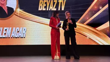 Özlem Acar, 'Yılın En İyi Kadın Sunucusu' Ödülünü Kazandı