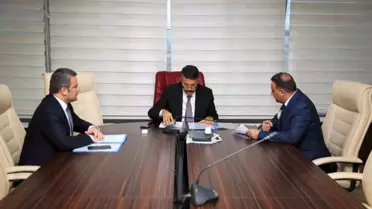 Hakkari Valisi Ali Çelik, Yüksekova Selahaddin Eyyubi Havalimanında incelemelerde bulundu