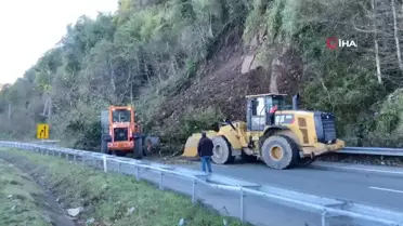 Artvin'de heyelan: Karayolu ulaşıma kapandı