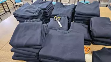 Hisarcık'ta kursiyerler Gazze'ye gönderilmek üzere eşofman takımı dikiyor