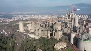 Bursa Çimento Fabrikası'ndan çıkan dumanlar şehrin hava kalitesini düşürüyor