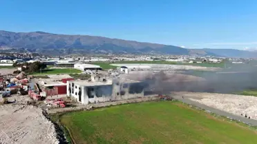 Hatay'da mobilya fabrikasında çıkan yangına müdahale ediliyor