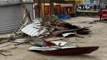 Rize'de Şiddetli Rüzgar Çatıları Uçurdu