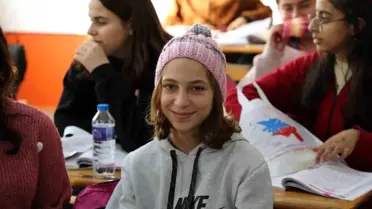 Almanya'da Türk topluluğunun başlattığı kampanya ile depremzede çocuklara binlerce bere ve atkı dağıtıldı