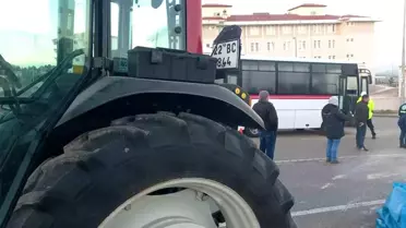Edirne'de devrilen traktör römorku trafikte aksamaya neden oldu