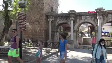 Antalya'daki Üçkapılar'a Güvercinlerin Dışkısı Zarar Veriyor
