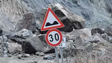 Artvin'de heyelanda otomobil uçuruma yuvarlandı