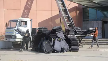Antakya'da ağır hasarlı alışveriş merkezi yıkıma başlandı