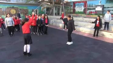 İzmir'deki Namık Kemal İlkokulu Öğrencileri Geleneksel Çocuk Oyunlarını Öğreniyor