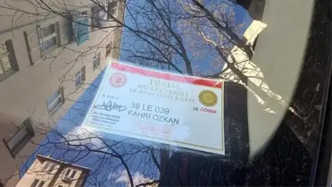 CHP'li Milletvekilinin aracı hatalı park ederek diğer sürücüleri mahsur bıraktı