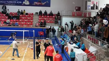 Düzce Belediyesi Spor Akademisi ile Sungurlu Belediyesi arasında oynanan Voleybol 2.lig müsabakasında depremzedelere destek