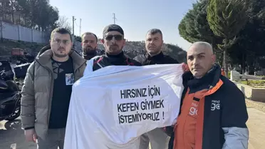 İzmir'de trafik kazasında hayatını kaybeden motosikletli kurye toprağa verildi