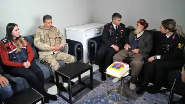 Muş İl Jandarma Komutanlığı, 100 yaşındaki Abdulbaki Kaya'yı evinde ziyaret ederek doğum gününü kutladı