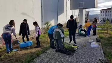 Yozgat'ta öğrenciler atık malzemelerle sahipsiz kedilere barınak yaptı