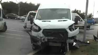 Arnavutköy'de Otomobil Minibüse ve MOBESE Direğine Çarptı