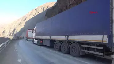 Hakkari-Van kara yolu heyelan sonrası kontrollü olarak ulaşıma açıldı