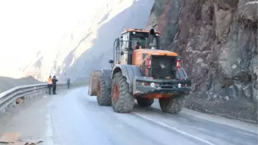 Hakkari-Van Kara Yolu Heyelan Sonrası Ulaşıma Açıldı