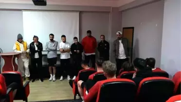 Sivasspor Teknik Direktörü Servet Çetin futbolcularla vedalaştı