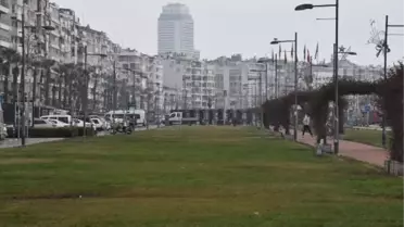 İzmir'de 2024 yılının ilk gününde cadde ve sokaklar boş kaldı