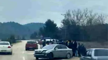 Kastamonu'da Otomobil Demir Bariyerlere Çarptı, Sürücü Yaralandı
