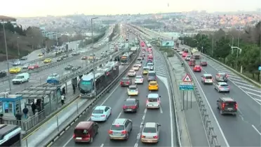İstanbul'da yeni yılın ilk iş gününde trafik yoğunluğu