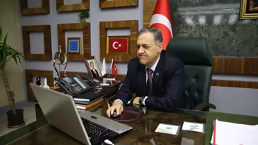 Bingöl Valisi Ahmet Hamdi Usta, 2023'e damga vuran olayların fotoğraflarını inceledi
